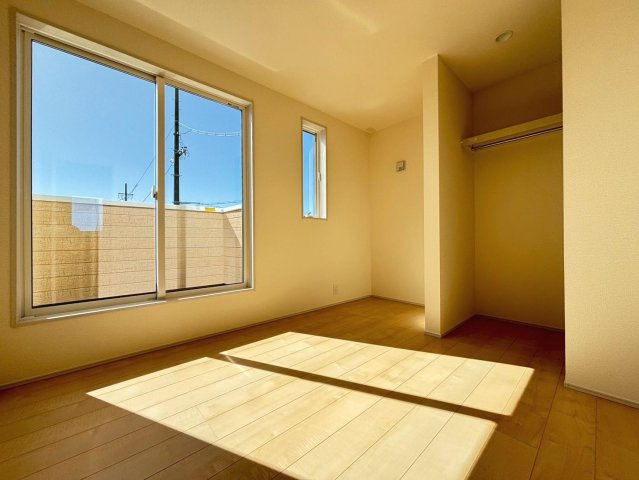 リーブルガーデン　羽島市正木町新井第２　全３区画分譲の洋室|全居室にたっぷり収納できる大型クローゼット、居室部分の窓ガラスには間に空気層を設けたペアガラスを採用。
高い断熱性と共にガラス面の結露対策にも効果を発揮します。
