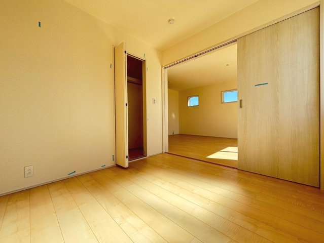 リーブルガーデン　羽島市正木町新井第２　全３区画分譲の洋室|全居室にたっぷり収納できる大型クローゼット、居室部分の窓ガラスには間に空気層を設けたペアガラスを採用。
高い断熱性と共にガラス面の結露対策にも効果を発揮します。
