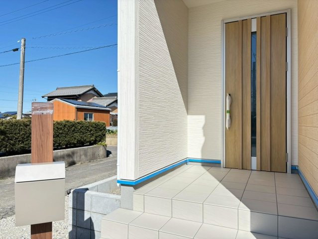 リーブルガーデン　羽島市正木町新井第２　全３区画分譲の玄関|【ピッキング防止機能付き玄関ドア錠】玄関ドアの鍵は上下に２つあり、内側の下段は脱着サムターンキー。
鍵を不正に開錠されても、もう１つの鍵でピッキングを防ぎます。防犯性の高い仕様になっています。