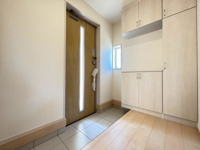 リーブルガーデン　羽島市正木町新井第２　全３区画分譲の玄関|大容量のシューズ収納付きで玄関周りもすっきり！玄関ドアからの光が玄関ホールを明るくしてくれます。