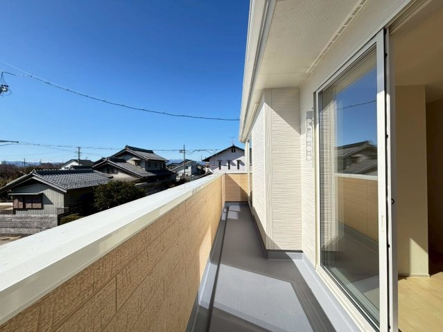 リーブルガーデン　羽島市正木町新井第２　全３区画分譲のバルコニー|バルコニーは南向きで洗濯物もよく乾きます！強度と表面積硬度を持つFPRで防水しています。