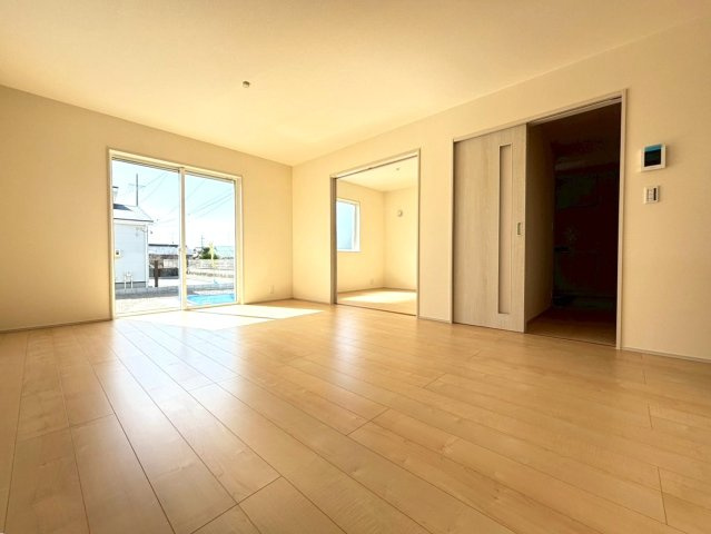 リーブルガーデン　羽島市正木町新井第２　全３区画分譲の居間・リビング|明るい日差しをふんだんに取り込んだリビングダイニングは家族の笑顔につつまれた素敵な空間になります。
一建設の家は精度が高く丈夫な工法を採用し、「住宅トップランナー基準」に対応しています。