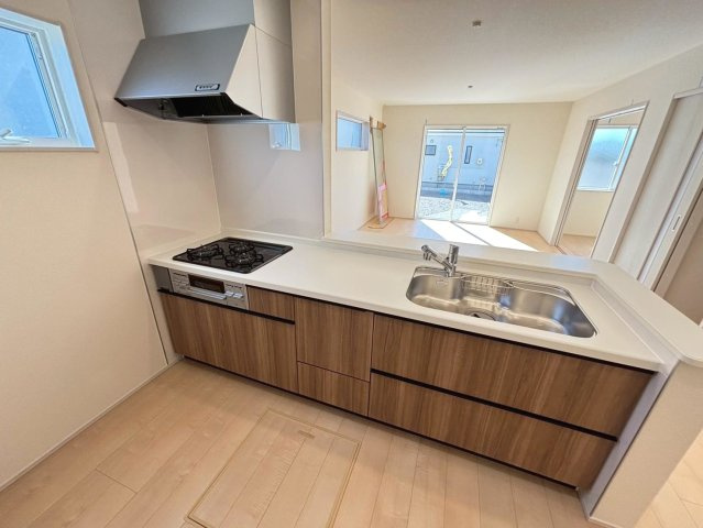 リーブルガーデン　羽島市正木町新井第２　全３区画分譲のキッチン|機能的で手入れがしやすいシステムキッチンでお掃除も楽々。蛇口は浄水器内蔵型で節湯CI対応水栓です。　
人造大理石カウンターやキッチンパネルなど明るくきれいにお使いいただけます。