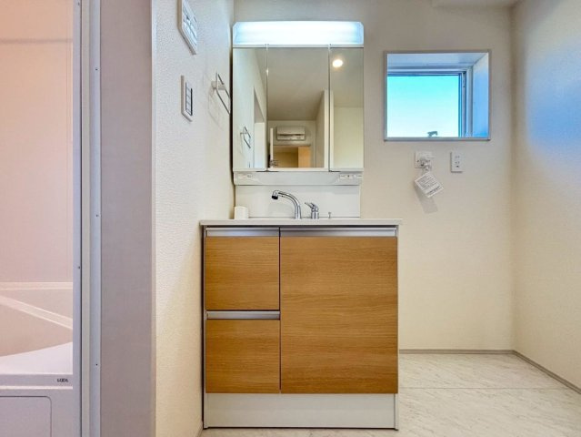 リーブルガーデン　羽島市正木町新井第２　全３区画分譲の独立洗面台|洗面化粧台 幅 750mm、軽く割れにくい洗面ボールと場所をとらないコンパクト設計の本体キャビネットです。
ミラー扉の内側は全て収納スペースです。リフトアップシャワーを採用し両手が自由に使えます
