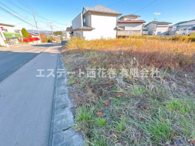 花巻市本館一丁目　土地の前面道路含む現地写真|道路との間に歩道があります。