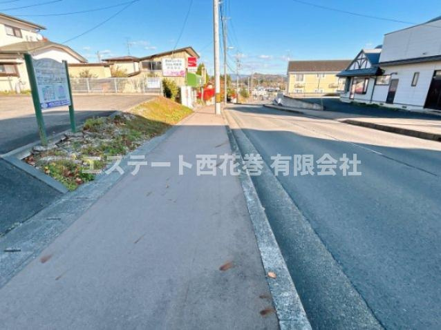 花巻市本館一丁目　土地の展望|坂を下りると県道298号線交差点になります。