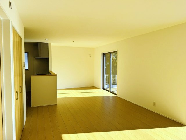 八王子市　東浅川町　新築一戸建て　１期の居間・リビング|～20.8帖の明るいLDKで、家族団欒の時間をお過ごしいただけます～
