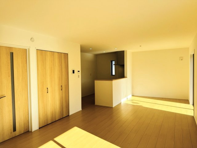 八王子市　東浅川町　新築一戸建て　１期の居間・リビング|～20.8帖の明るいLDKで、家族団欒の時間をお過ごしいただけます～