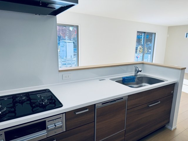 八王子市　東浅川町　新築一戸建て　１期のキッチン|～３口コンロと広い調理台でお料理が捗ります～