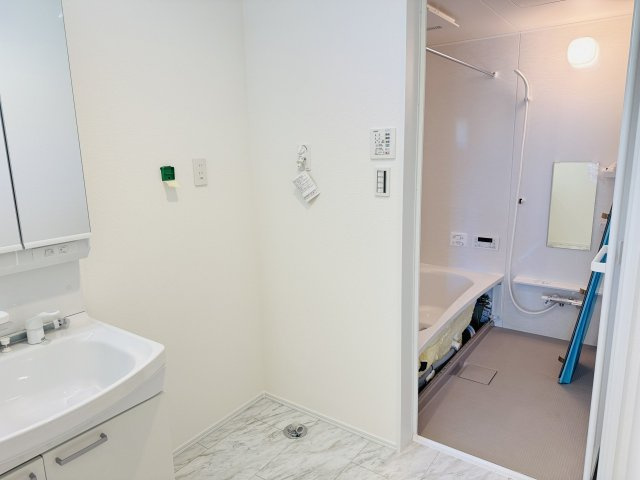 八王子市　東浅川町　新築一戸建て　１期の脱衣所|～窓付きで明るい洗面所　換気もしやすいです～