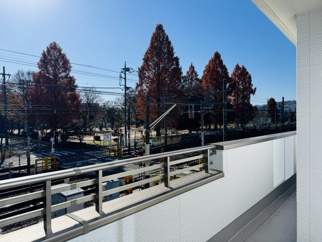 八王子市　東浅川町　新築一戸建て　１期のバルコニー|～2部屋から出入り可能なバルコニー　陽当たり良好、洗濯物がよく乾きそうです～　