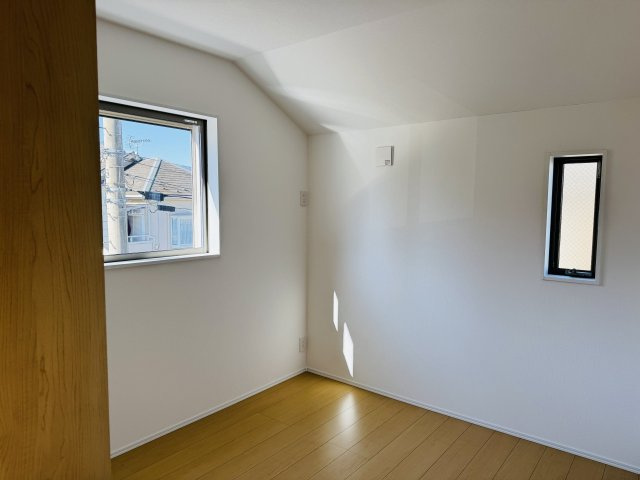 八王子市　東浅川町　新築一戸建て　１期の洋室|～2階5.3帖の洋室　2面採光で明るく風通しの良いお部屋です～