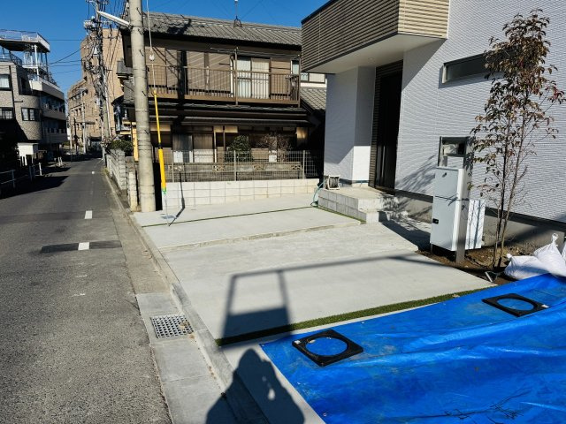 八王子市　東浅川町　新築一戸建て　１期の駐車場|～L字型に2台駐車可能カースペース付き～