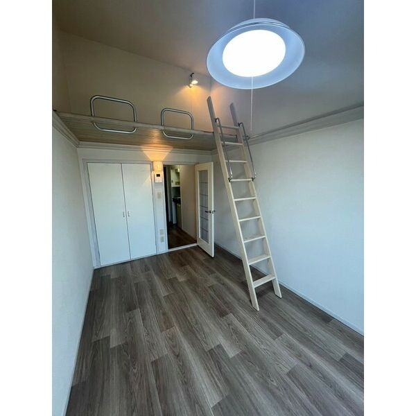 サンパレス岡崎公園の居間・リビング