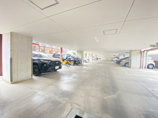 マンション・フォルツーナの駐車場