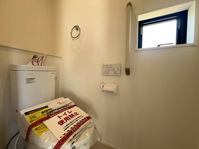 再開発が進行し注目のSA・GI・NU・MA　鷺沼２丁目新築戸建のトイレ|落ち着いた色調のトイレです