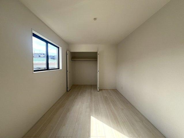 再開発が進行し注目のSA・GI・NU・MA　鷺沼２丁目新築戸建の洋室|明るい洋室です