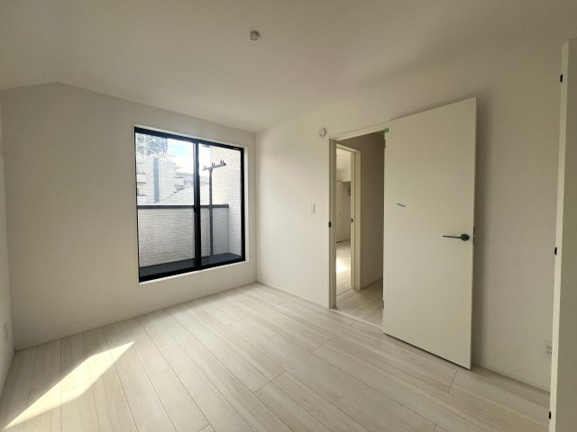 再開発が進行し注目のSA・GI・NU・MA　鷺沼２丁目新築戸建の洋室|広々とした洋室です