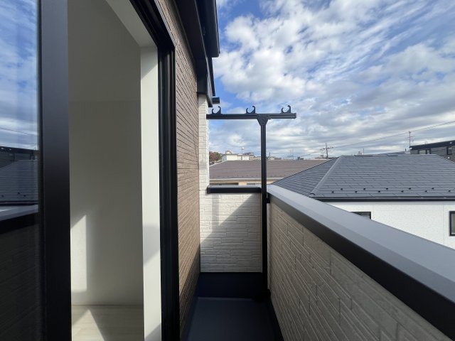 再開発が進行し注目のSA・GI・NU・MA　鷺沼２丁目新築戸建のバルコニー|開放的で明るい空間を演出してくれるバルコニーです
