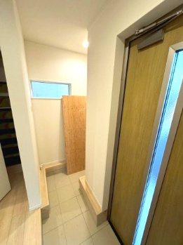 新築戸建　伊豆の国市三福第４　全３棟　１号棟の玄関