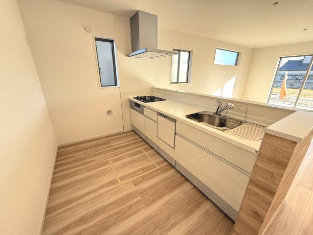 アーバンスタイル前橋市上新田町1期　1号棟のキッチン|人気のカウンターキッチン採用です☆
コンロも３口ご用意しています！調理スペースも広くストレスなくお料理できます。
浄水器つきなので美味しいお水も飲めますよ♪
収納も沢山ご用意しています。