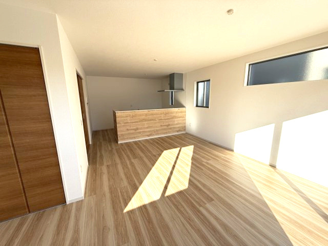 アーバンスタイル前橋市上新田町1期　1号棟の居間・リビング|20.5帖リビング♪人気の対面式キッチンを配した空間はお好みの家具も合わせやすく、家族がくつろぐ快適な空間造りをサポート。窓からは明るい陽光が差し込みます。