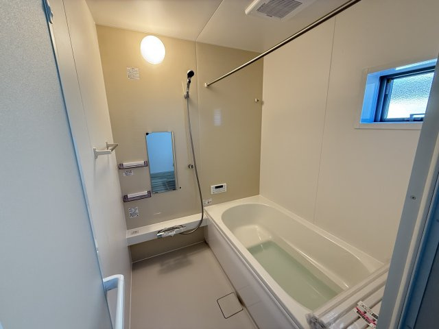 アーバンスタイル前橋市上新田町1期　1号棟の独立洗面台|シャワー水栓付き洗面台で朝の身支度もバッチリです！
洗面台には収納スペースもあり洗面室もすっきり片付きますよ！