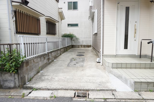越谷市大字弥十郎 中古戸建の駐車場