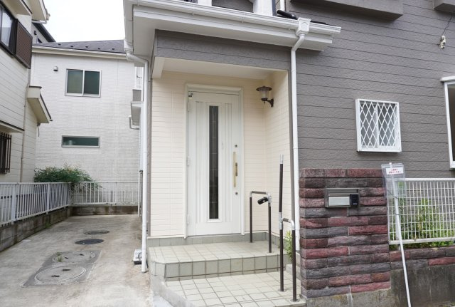 越谷市大字弥十郎 中古戸建の玄関