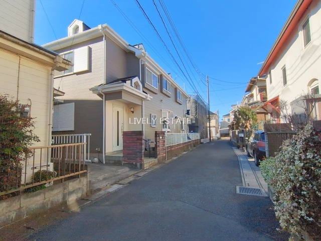 越谷市大字弥十郎 中古戸建の前面道路含む現地写真