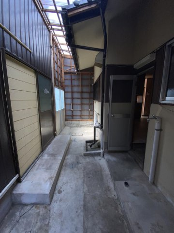 三の宮2丁目　中古住宅のその他|母屋と離れの間は差し掛けで繋がっています