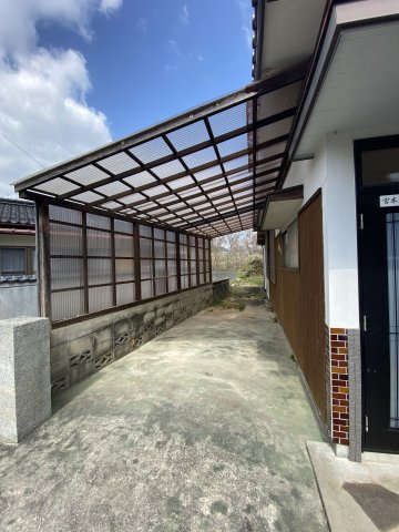三の宮2丁目　中古住宅の駐車場|母屋横の車庫