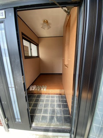 三の宮2丁目　中古住宅の玄関