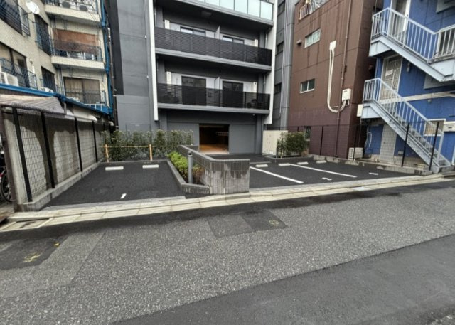 S-RESIDENCE新宿早稲田avelisの駐車場