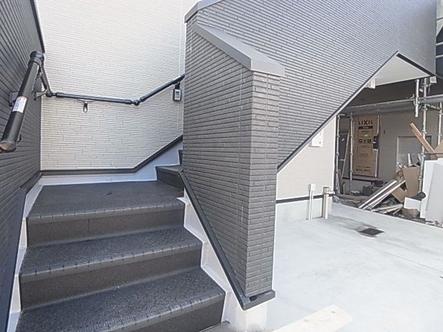 神戸市長田区真野町のアパートのエントランス