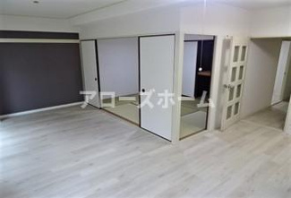 【居間・リビング】 | ※室内写真は同一マンション2LDKにつきイメージです。