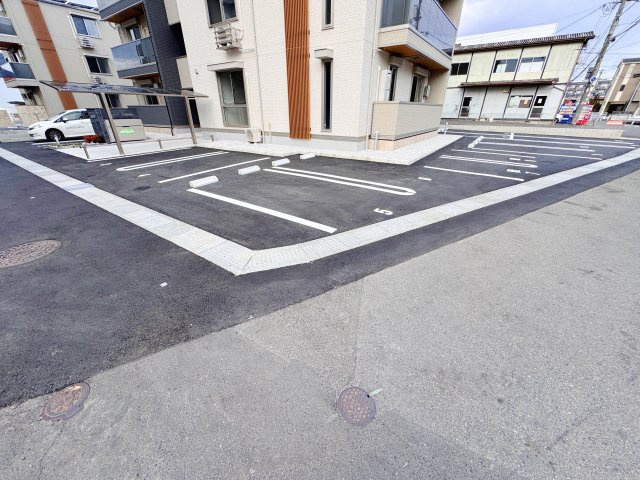 フェリーチェ西原の駐車場