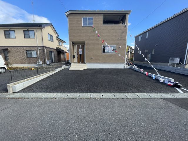 八戸市新井田西１丁目ｰ1号棟の前面道路含む現地写真