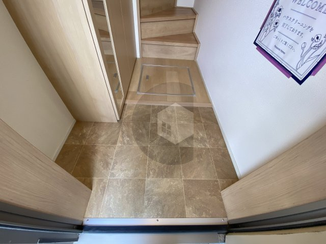 プレセアコート花園 C棟の玄関