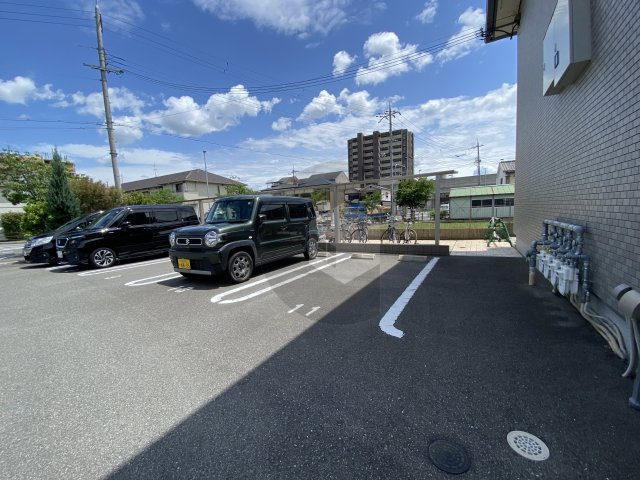 プレセアコート花園 C棟の駐車場