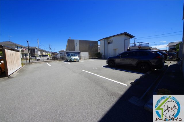 エタン・リジエールの駐車場