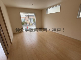 【居間・リビング】 | 神戸市垂水区千鳥が丘2丁目　新築戸建1号棟　仲介手数料無料！ | 居間です