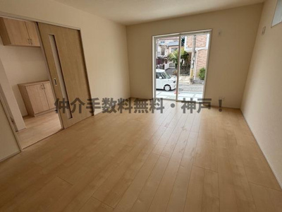 【居間・リビング】 | 神戸市垂水区千鳥が丘2丁目　新築戸建1号棟　仲介手数料無料！ | こちらのリビングで趣味の時間をお楽しみください