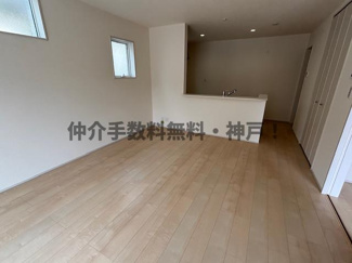 【居間・リビング】 | 神戸市垂水区千鳥が丘2丁目　新築戸建1号棟　仲介手数料無料！ | ゆったり過ごせるリビングです