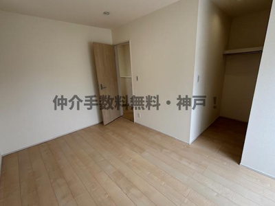 【洋室】 | 神戸市垂水区千鳥が丘2丁目　新築戸建1号棟　仲介手数料無料！ | 広々とした洋室です