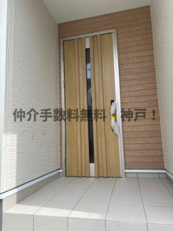 【玄関】 | 神戸市垂水区千鳥が丘2丁目　新築戸建1号棟　仲介手数料無料！ | 落ち着いた玄関です