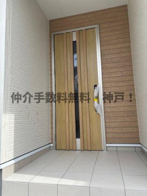 【玄関】 | 神戸市垂水区千鳥が丘2丁目　新築戸建1号棟　仲介手数料無料！ | 落ち着いた玄関です
