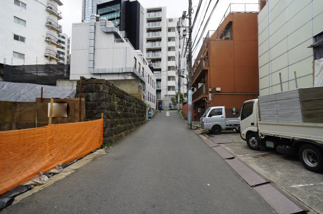 六本木７　土地の前面道路含む現地写真|西側公道　幅員約4.5m　間口約17.9m