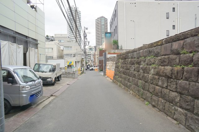 六本木７　土地の前面道路含む現地写真|西側公道　幅員約4.5m　間口約17.9m