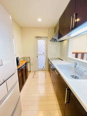 あきる野市草花　太陽光・オール電化付中古戸建のキッチン|便利な勝手口もありますよ☆